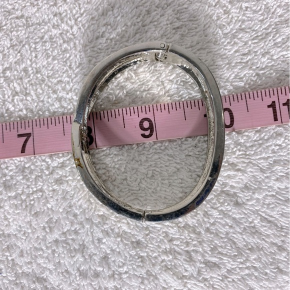 Vintage Elegant Silver & Black Tone Metal Bracelet - Picture 4 of 11